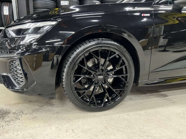 IMG_2383 19 Inch Velgen 5x112 -R8 B3 Forget model in Hoogglans Zwart