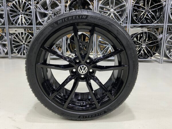 IMG_7817 17 Inch 5x100 Pretoria Look Velgen Set Hoogglans Zwarte Kleur