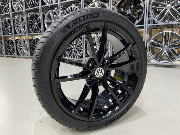 IMG_7819 17 Inch 5x100 Pretoria Look Velgen Set Hoogglans Zwarte Kleur